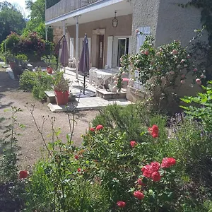 maison-calme-avec-piscine-entouree-de-son-parc.hotels-rhonealpes.com/
